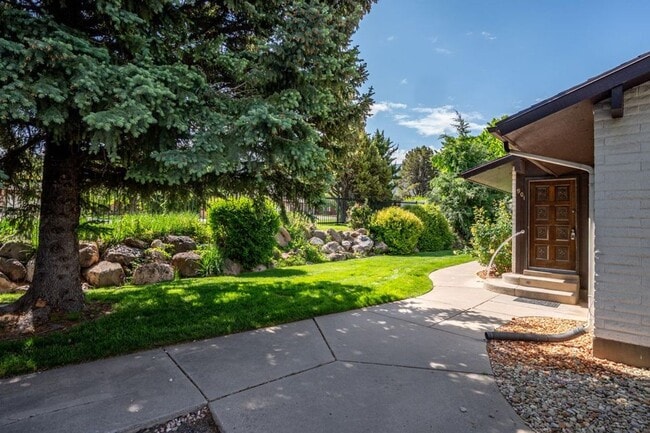 Building Photo - Charming Townhome