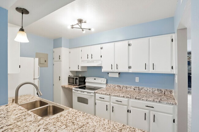 Photo - 3855 S Monaco Pky Unidad 166 Rental