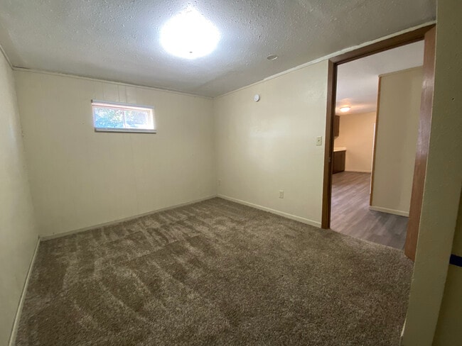 Dormitorio 1, ventana de salida de emergencia no visible en la imagen. - 923 N 7th St Unidad B