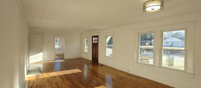 Photo - Charming Red Bank Home close to Restaurants, shops and parks!
