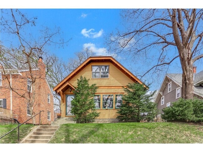 Building Photo - 2235 Lincoln St NE Rental