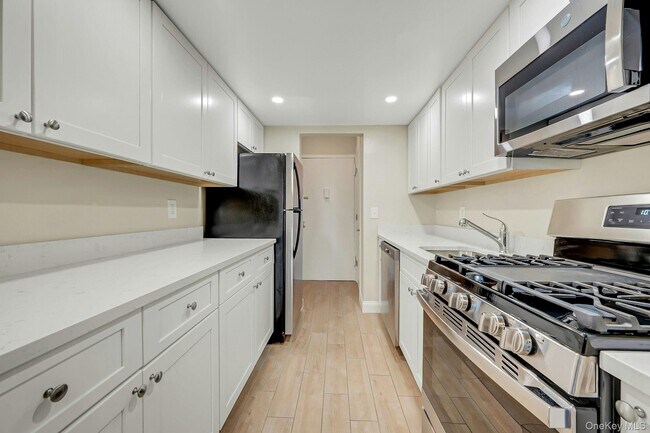 Photo - 505 White Plains Rd Unidad 1B