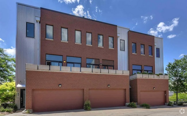 Building Photo - Luxury Downtown Condo!!