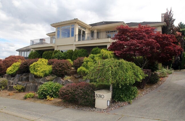 Building Photo - LUXURY 4 BEDROOM BELLEVUE HOME IN ‘THE SUM...