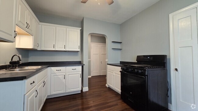 Building Photo - Renovated 3BR/1.5BA | 1,200 Sq Ft | Pet Fr... Unit 1 Rental