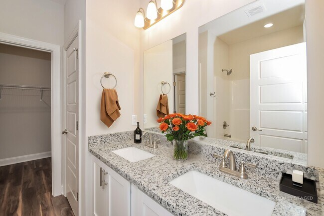 Photo - 2027 Silo St