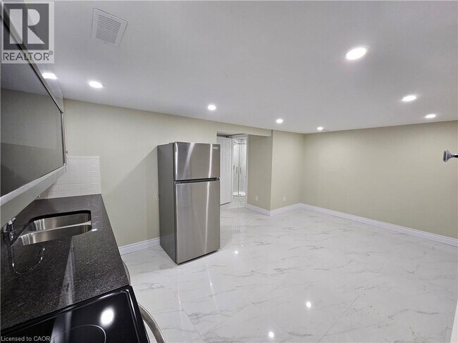 Photo - 102 Calmcrest Dr Unité 3