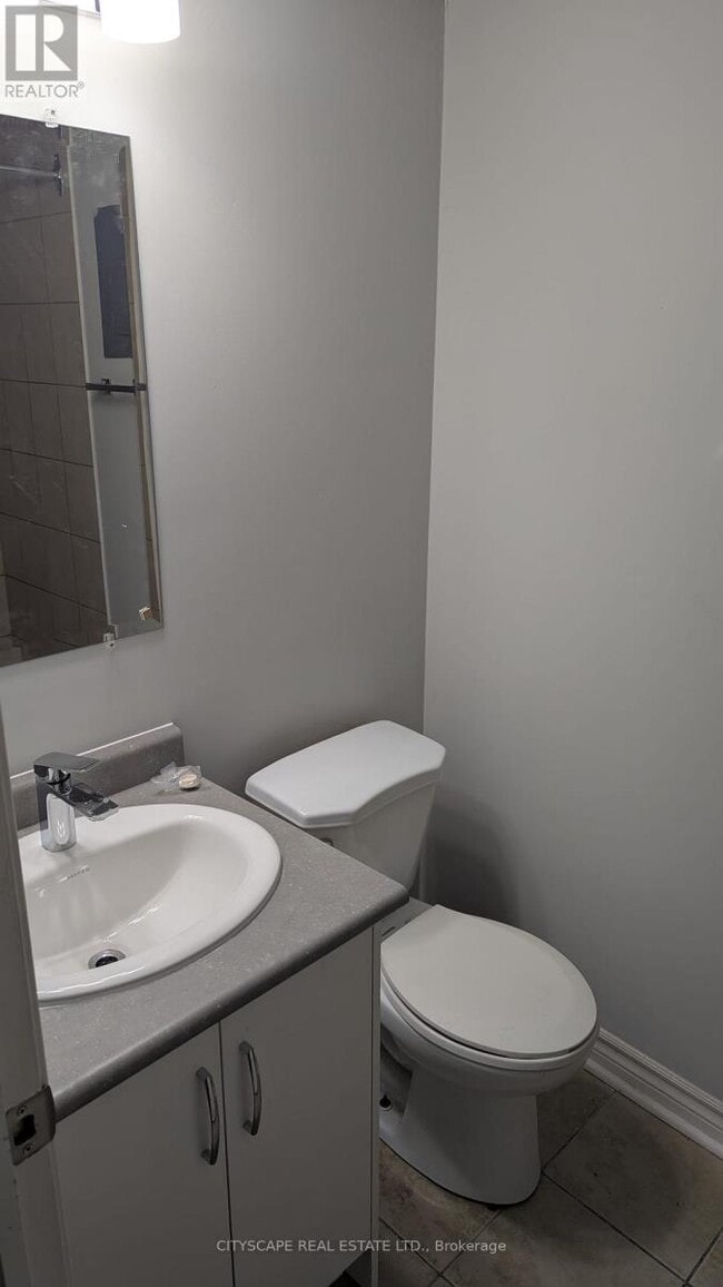 Photo - 752 Main St E