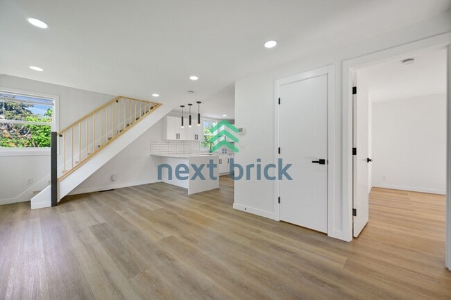 Photo - 215 S 107th St