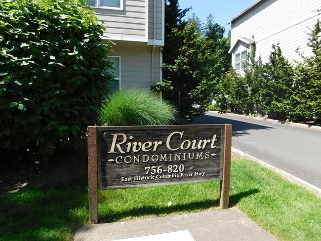 Updated 2 Bed 1.5 Bath Townhome in Peacefu... - Updated 2 Bed 1.5 Bath Townhome in Peacefu...
