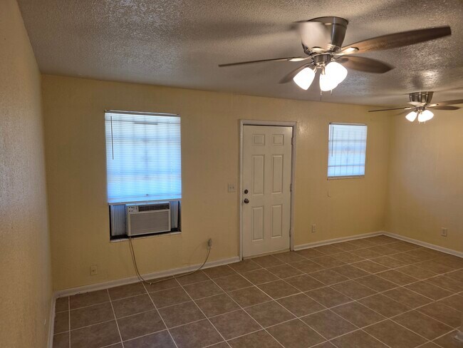 Living Room / Dinette Area - 7217 Bailey Ct