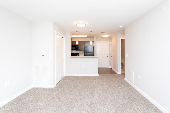 1BR, 1BA - 662 SF - Living Room