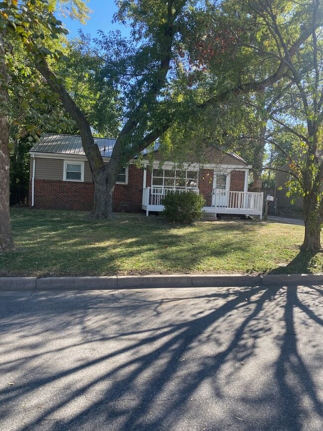 Building Photo - 3 Bedroom 1 bath on the East Side