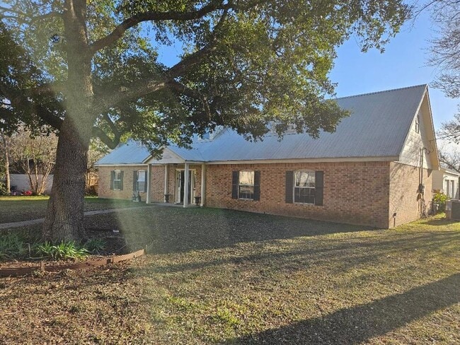 Photo - 710 N Avenue C