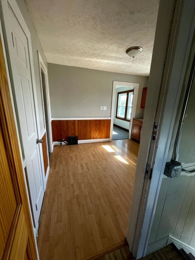 Building Photo - 6711 Dartworth Dr Unit Up