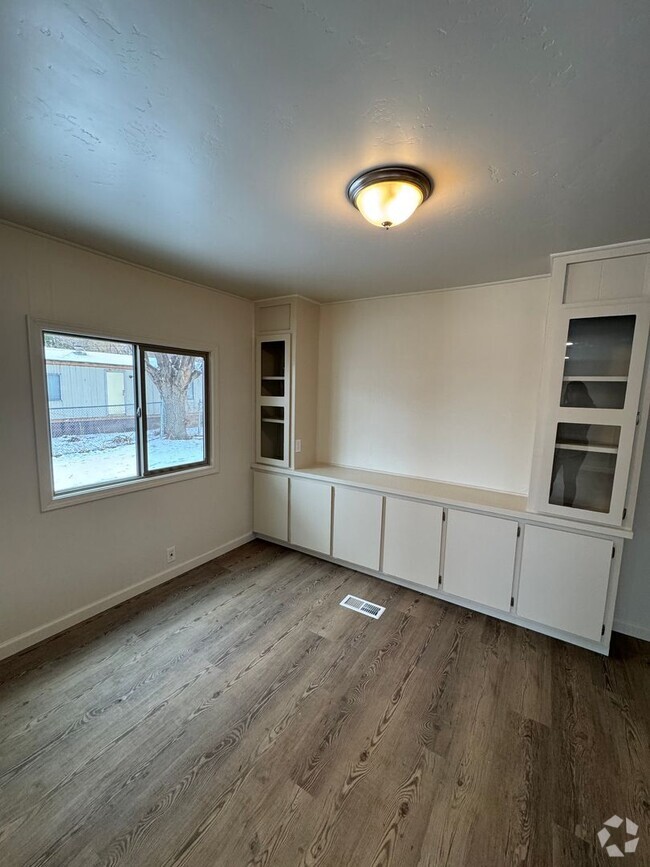 Building Photo - Newly renovated 3 bed 2 bath Rental