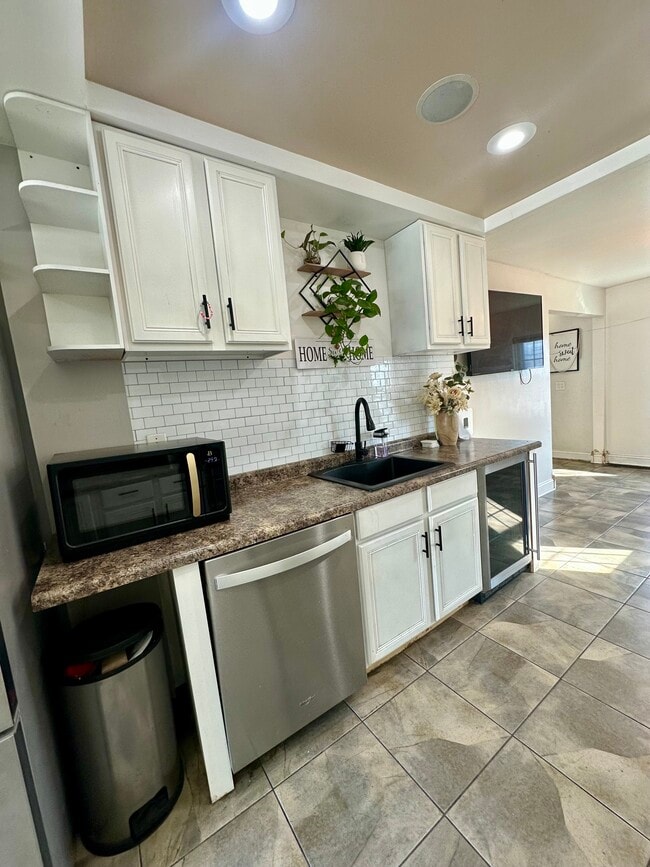 Photo - 7802 W Victoria St