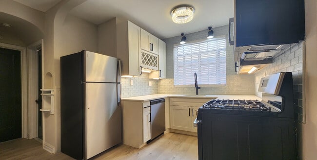 Building Photo - 6226 Nottingham Ave Unit 1