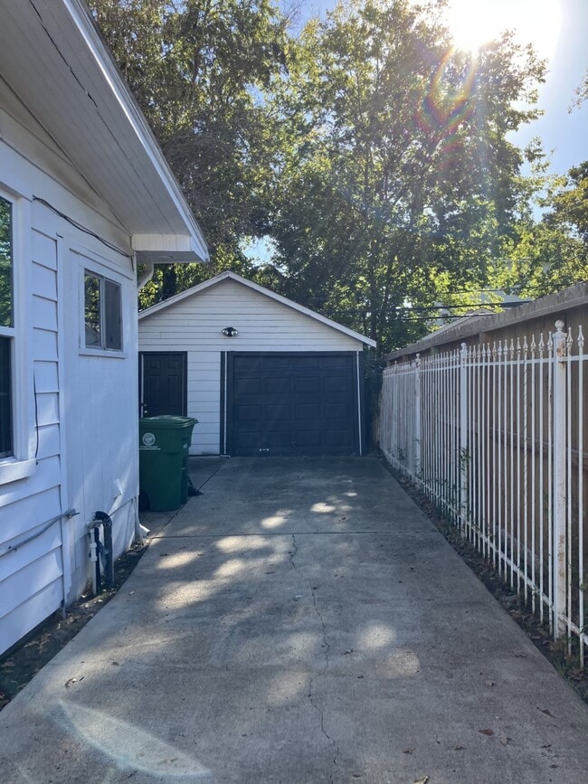 Photo - 3210 Oakdale St