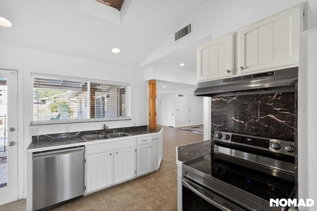 Photo - 1636 W Taro Ln