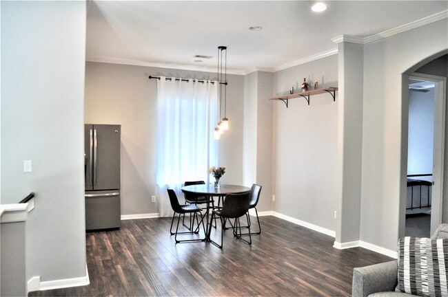 Photo - 9010 Laverne Park Ln