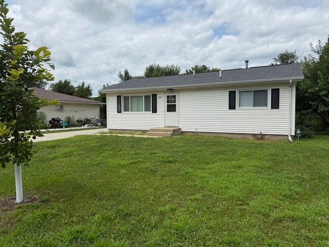 Front of house - 1417 Starview Dr