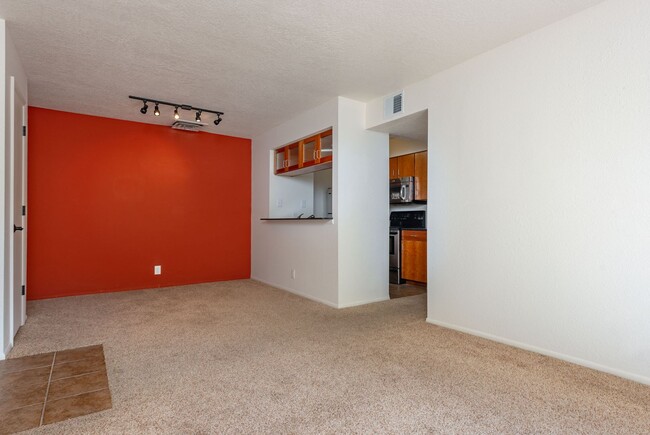 Photo - Light and Bright Second Level Condo Availa... Unidad 415