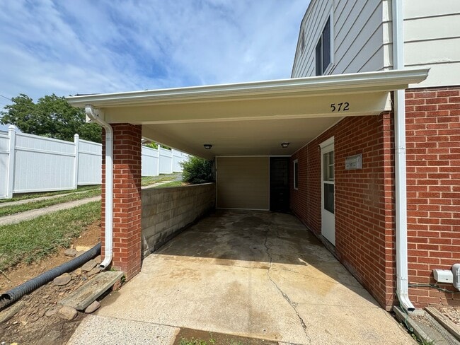 574 Long Ave Unit 572 Long Ave