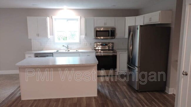 Photo - 546 W Elm St