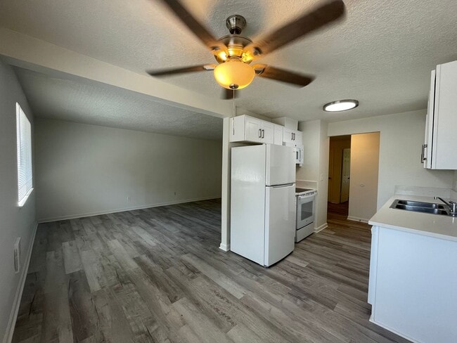 Photo - 2 Bed 1.5 Bath Spacious Apartment - New Washer and Dryer Hook-ups NEWLY REMODELED Unidad 711