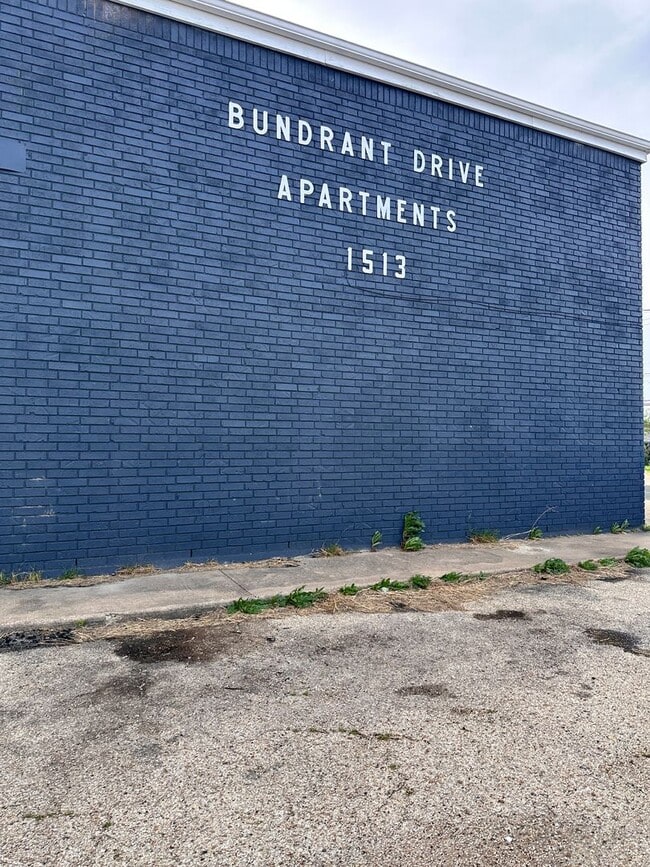 Building Photo - Bundrant Apartments Unit 3