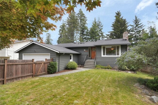 Building Photo - Spacious 5 Bed 3 Bath Home with In-Law Suite and huge yard in Olympic Hills