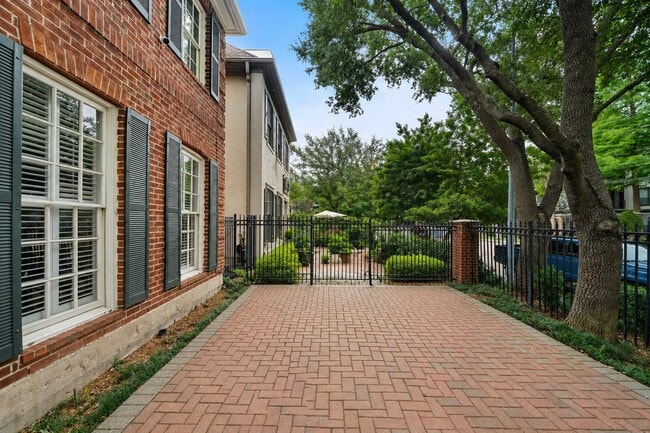Photo - 5136 Chevy Chase Dr