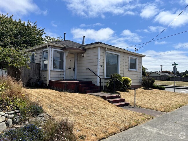 Building Photo - Pet-friendly home with hardwood floors and...