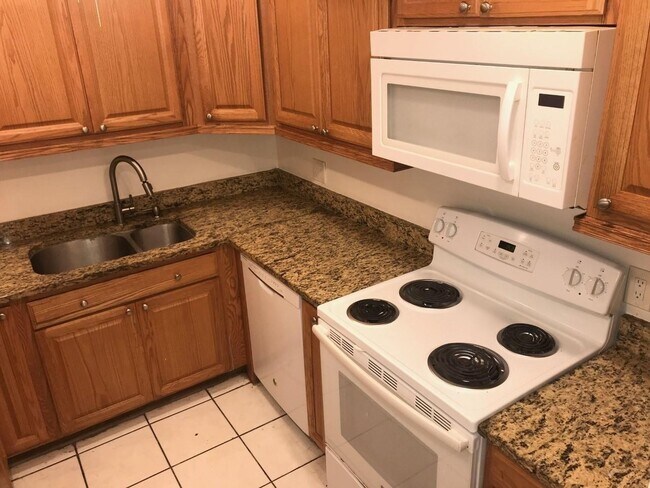 Photo - 733 SE 1st Way Unidad 204 Rental