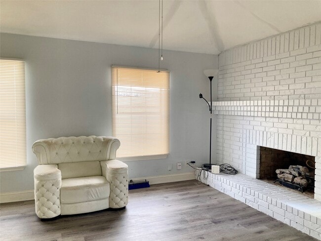 Photo - 331 Terminal St