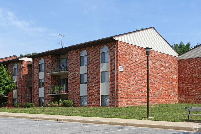 Building - Chatham Gardens Apartments