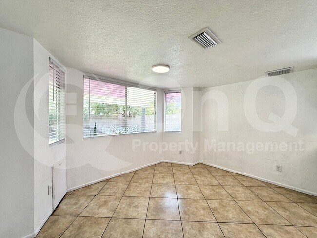 Photo - 2439 E Elmwood St