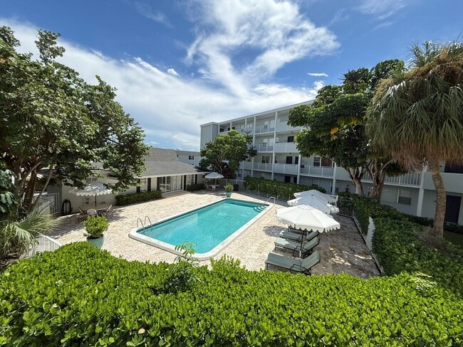 West Palm Lane Apartments