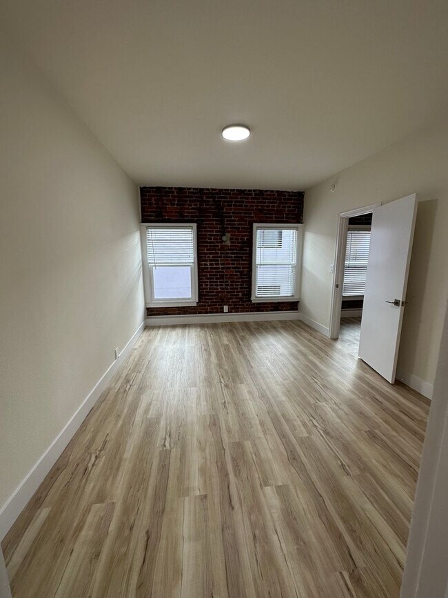Photo - Modern & Stylish 2-Bedroom Apartment... Great Location!