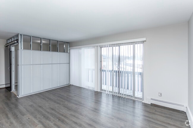2BR, 1BA - 900 SF