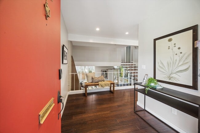 Building Photo - 5242 Memorial Dr