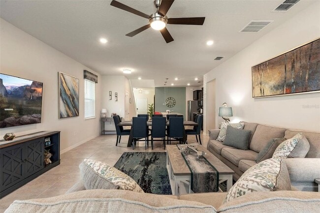 Photo - 7195 Oakmoss Loop