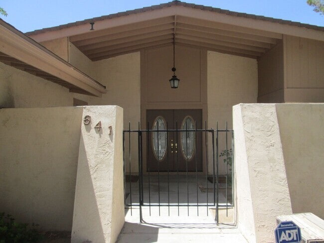 Building Photo - Please contact Vaughn Realty to set up an ... Rental