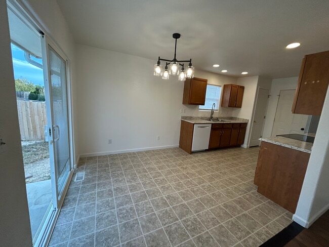 Photo - 870 W Blakeland Dr