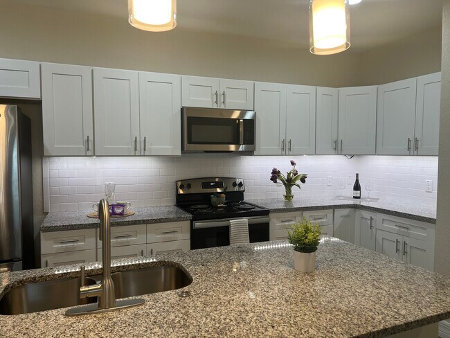 2BR, 2BA - 1,020SF - Kitchen - The Park on 56th