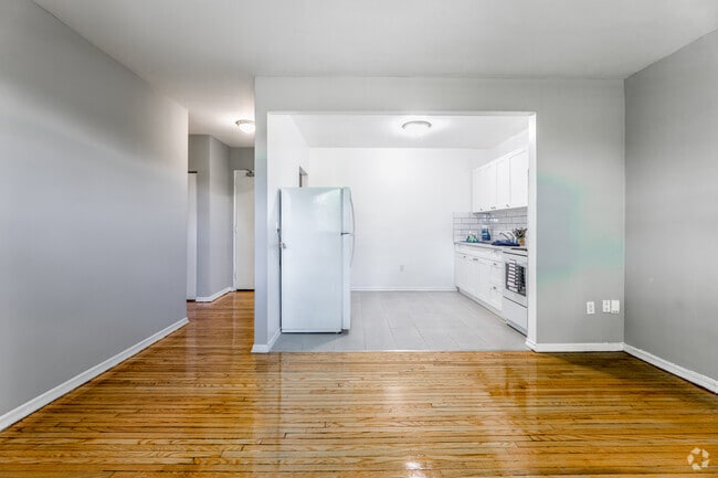 2BR, 1BA - 730SF - Kitchen/Living Room