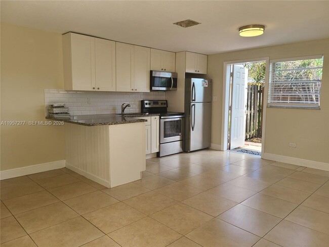 Photo - 127 NW 13th Ave Unidad rear