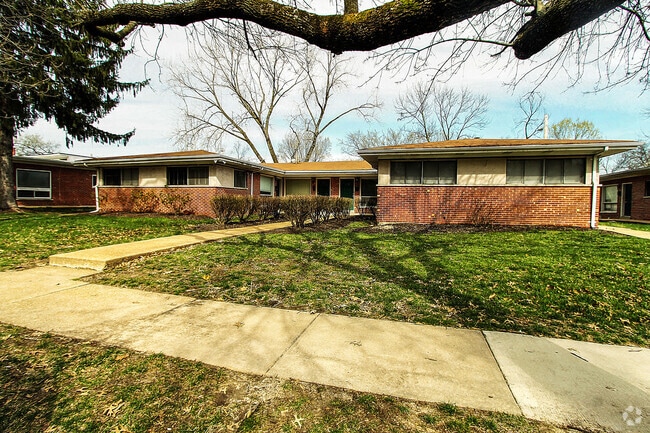 Building Photo - Lovely Afordable 2 Bedroom 1 Bath Garden A... Unit 1118 Rental