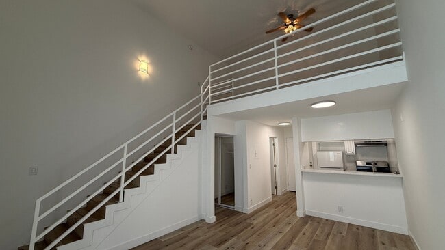 Photo - 7044 Hawthorn Ave